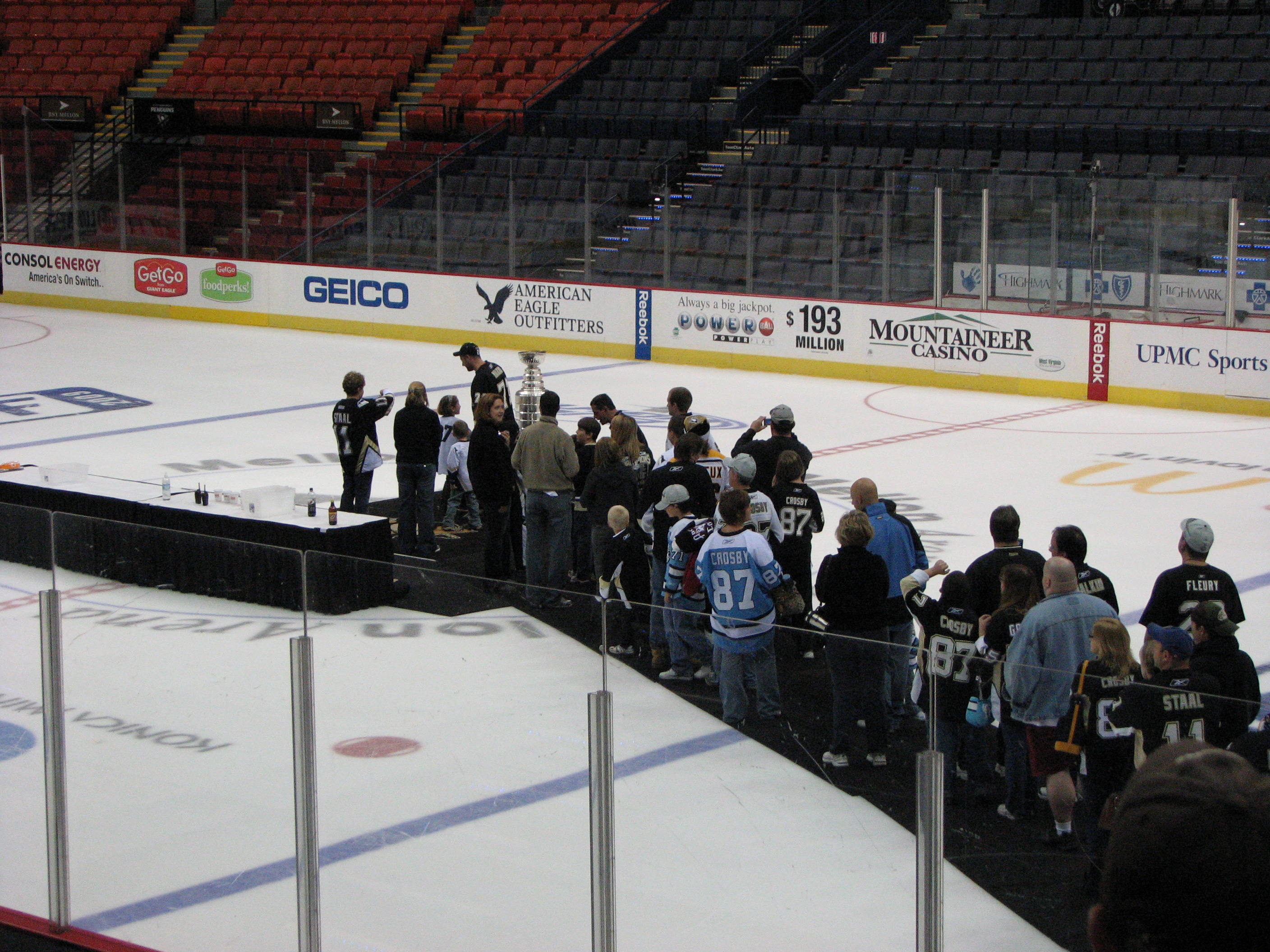 Line to see Stanley Cup at Mellon Arena